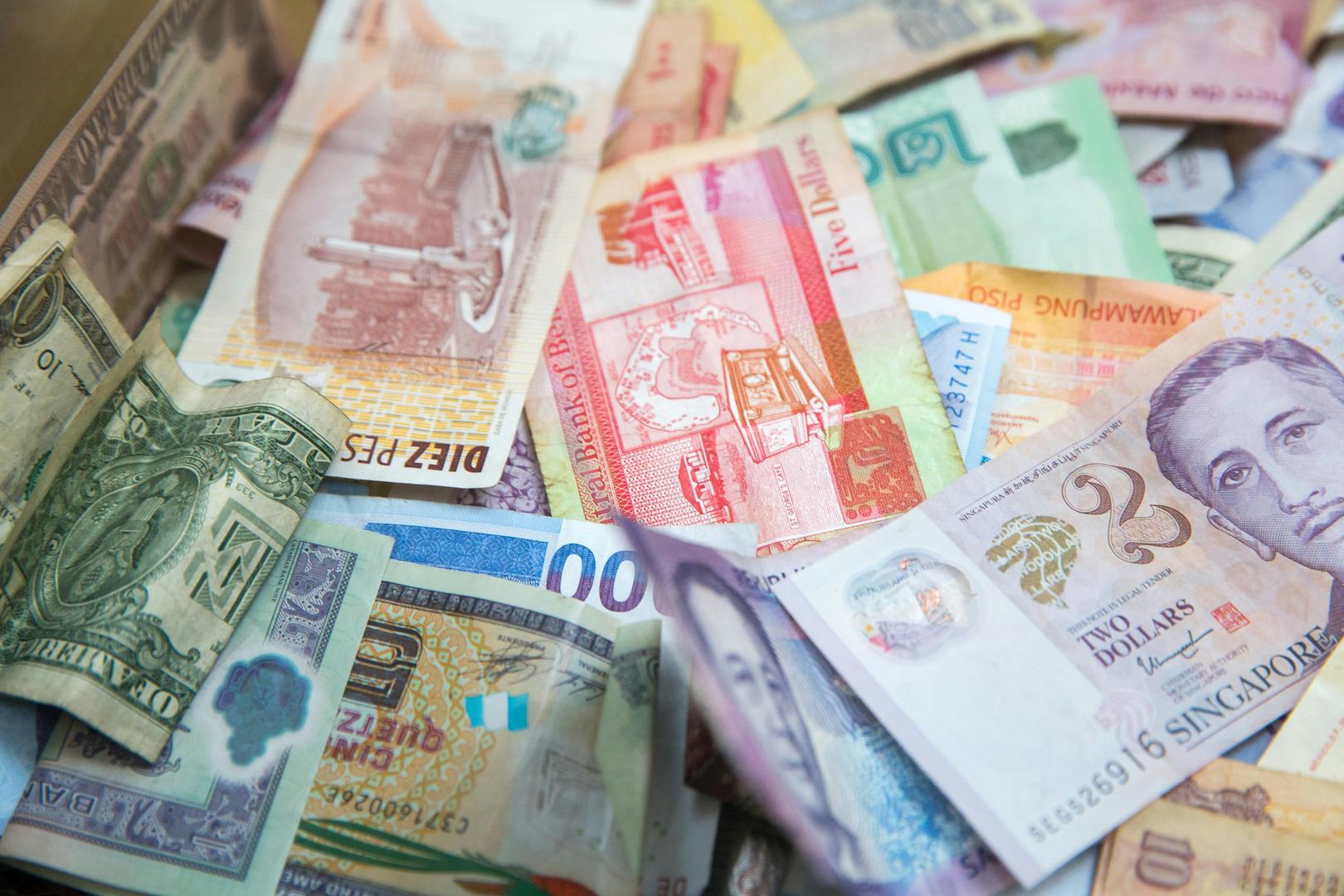 Strong in USD, lagging in yen